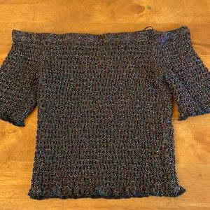 Crop top with short sleeves and little ruffles at the bottom.